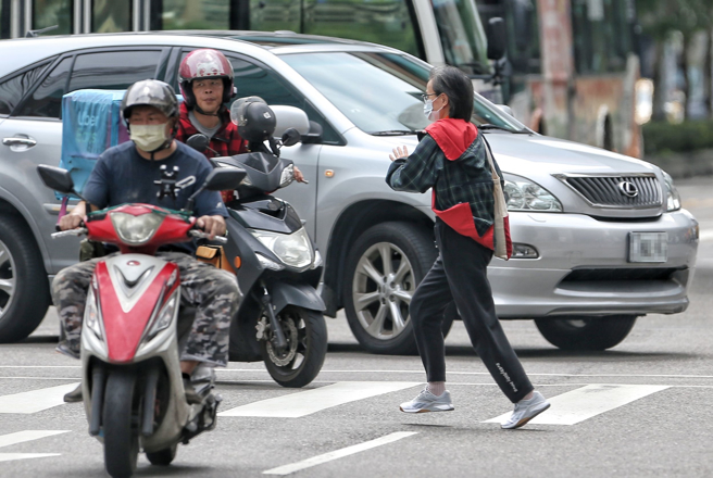 有网友感觉路上车辆停让行人比例变高，认为是以往教育宣导不足，引起热议。（报系资料照）