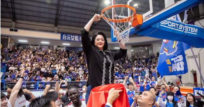 裕隆纳智捷男篮夺下今年SBL总冠军后，严陈莉莲亲自上球场剪下象徵冠军的篮网。（图／裕隆提供）