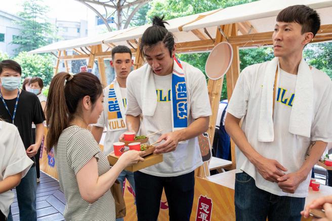 裕隆纳智捷后封王隔周五，严陈莉莲找来10多台中华商车改装的餐车，请全公司同仁吃下午茶。（图／裕隆提供）