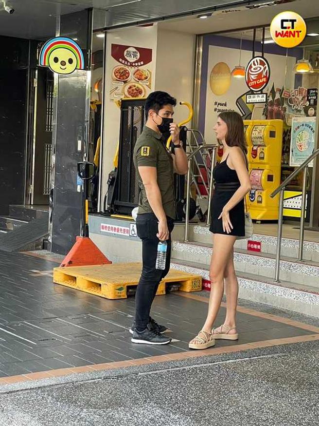 佳娜细肩带上衣加上短裤展现纤细好身材。（图／本刊娱乐组）