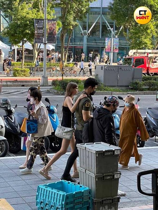 两人走在路上没有牵手，倒是佳娜主动将手搭在男友肩上。（图／本刊娱乐组）