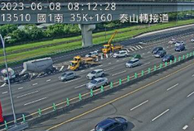 国1泰山段北上「5车连环撞」，车流大回堵13公里。(翻摄自高速高路即时路况)