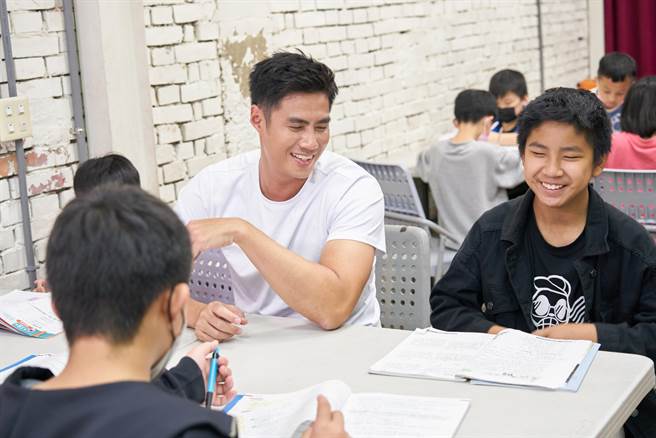 陈伟殷陪同孩子写功课。（CHECK2CHECK提供）