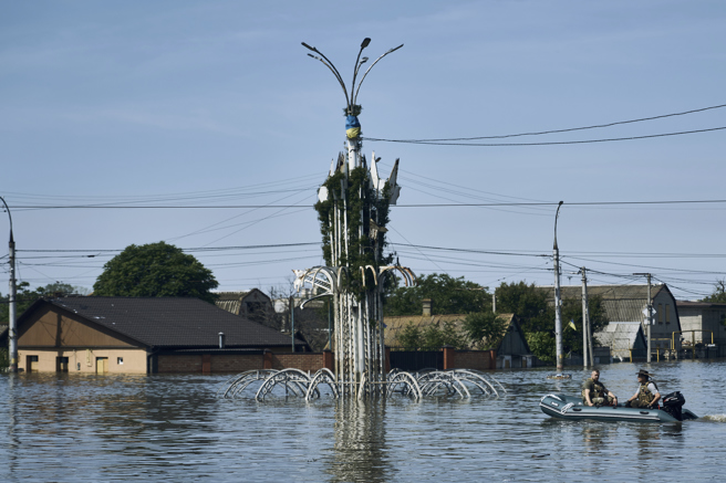 吴子嘉指出，卡科夫卡水坝被毁，恐有引发核灾的可能。图为赫尔松州淹水情形。（图 / 美联社）