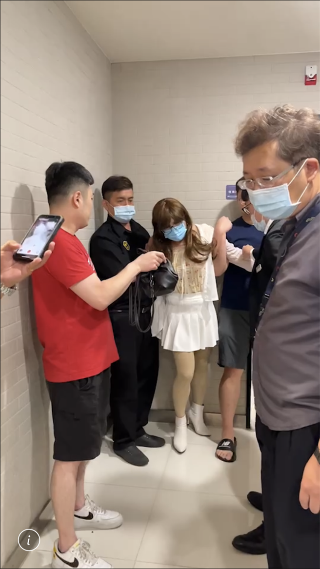 1名身穿黄丝袜、白短裙的「长腿辣妹」偷拍女厕内2名女子如厕，被逮后才发现竟是男儿身。（取自脸书竹北人有事吗）