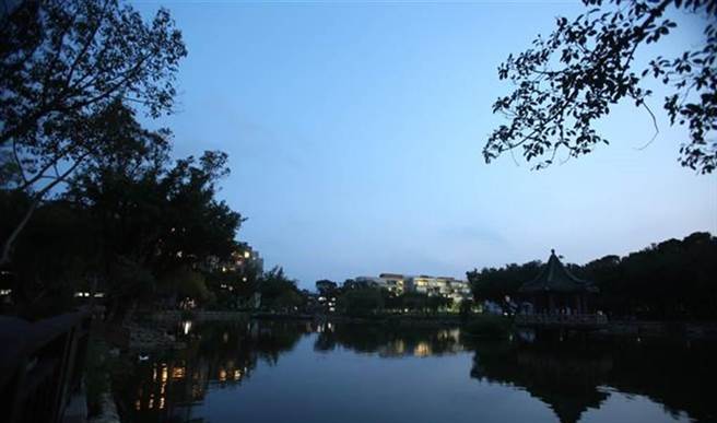 台北市林姓男子去年2次全身赤裸在路上奔跑，其中有次还挑选在台湾大学「醉月湖」。（本报资料照片）