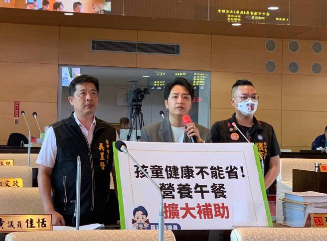 国民党台中市议员罗廷玮（中）为食安把关。（图／翻摄自罗廷玮脸书）