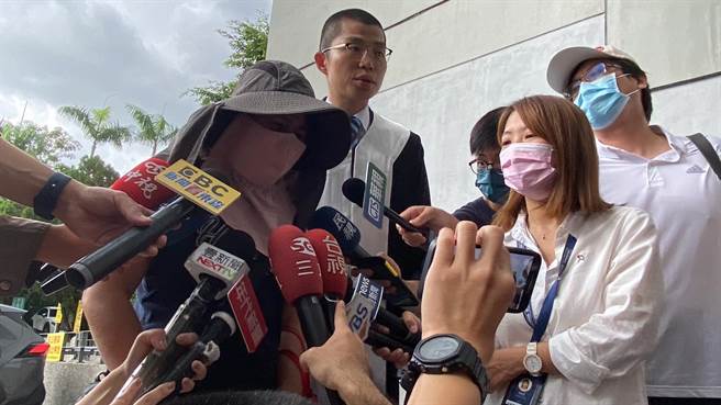 赖母再度对外发声，强调儿子不可能自己跳楼。（冯惠宜摄）