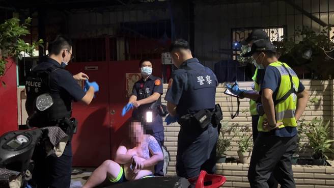 台东1名体重破百男子酒后言行失态，4名员警费了一番功夫，用2副手铐将人压制。（民眾提供／萧嘉蕙台东传真）