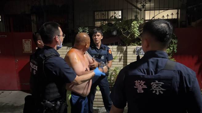台东市1名体重破百的醉汉对警方飙国骂还企图攻击，侦讯后依妨害公务罪嫌移送法办。（民眾提供／萧嘉蕙台东传真）