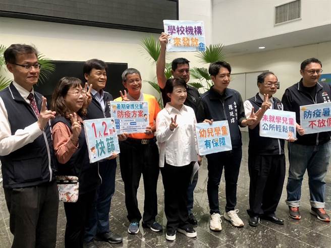 台中市长卢秀燕8日宣布，市府为守护儿童健康，自6月12日至7月12日启动暑期守护儿童健康专案，2至12岁儿童每人可领2剂COVID-19家用快筛。（张亦惠摄）