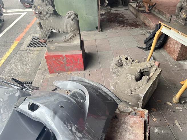 被撞断的石狮子。（警方提供）