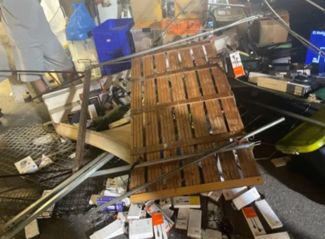 大东夜市一名炒麵摊老板疑似因摊位费用纠纷，找了7、8人到同夜市的3C用品摊位，拿出刀子威胁摊位老板，接着就乱砸翻乱摊子。（翻摄自记者爆料网）