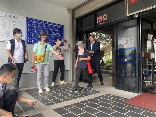 台中地检署今天临时召开侦查庭传唤赖母，仅半小时完成侦讯。（冯惠宜摄）