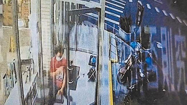 高雄凤山某超商去年7月传骇人听闻的性侵案，37岁李姓男子凌晨在超商内强行推倒一名女子、拉扯内裤指侵得逞。一审判李男2年6月、赔偿30万元，高雄高分院8日宣判，刑期不变，民事须再赔70万元。（本报资料照）