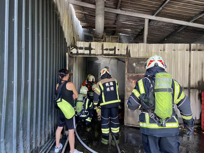 消防局获报赶抵现场救火，发现起火点位于1楼厨房后方储藏室，所幸目前火势已被扑灭。（桃园市消防局提供／陈梦茹桃园传真）