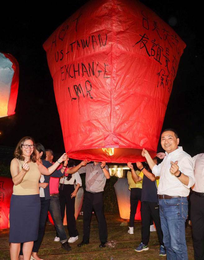 侯友宜写下「台美交流 友谊长存」，罗森柏格祝愿「A❤️T US-TAIWAN EXCHANGE」（美台交流）。（新北市政府提供）
