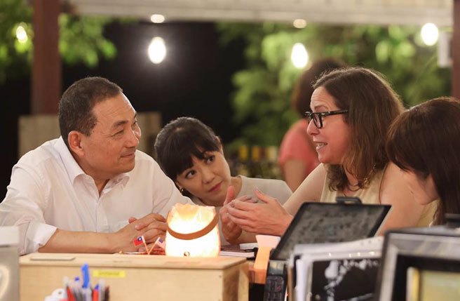 美国在台协会（AIT）理事主席罗森柏格7日与新北市长侯友宜会面，双方就台美交流、两岸关系、区域和平与国防安全等面向广泛交换意见。（新北市政府提供）
