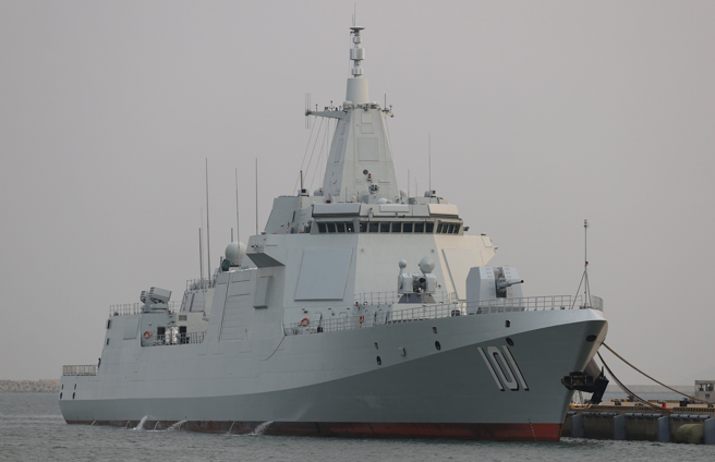 中方研究人员透露，正着手打造最强的舰载雷达，能侦测远达4,500公里外的来袭弹道飞弹，图为解放军055型驱逐舰首舰「南昌」舰的资料照。（中新社）