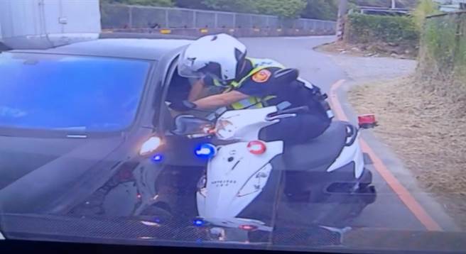 警方欲打开车门喝令女驾驶下车。（图截自脸书粉专记忆八德／陈梦茹桃园传真）