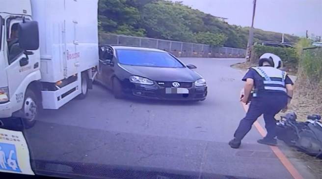 女驾驶拒检并衝撞警用机车，趁员警及机车倒地时加速驶离。（图截自脸书粉专记忆八德／陈梦茹桃园传真）