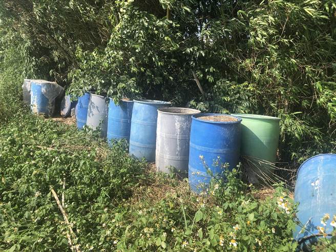 桃园市后厝国小旁的大埤塘，近日飘出浓浓恶臭，影响师生上课品质，到场发现竟是鱼池「前主人」留下的大量豆腐渣。（游吾和提供／蔡明亘桃园传真）