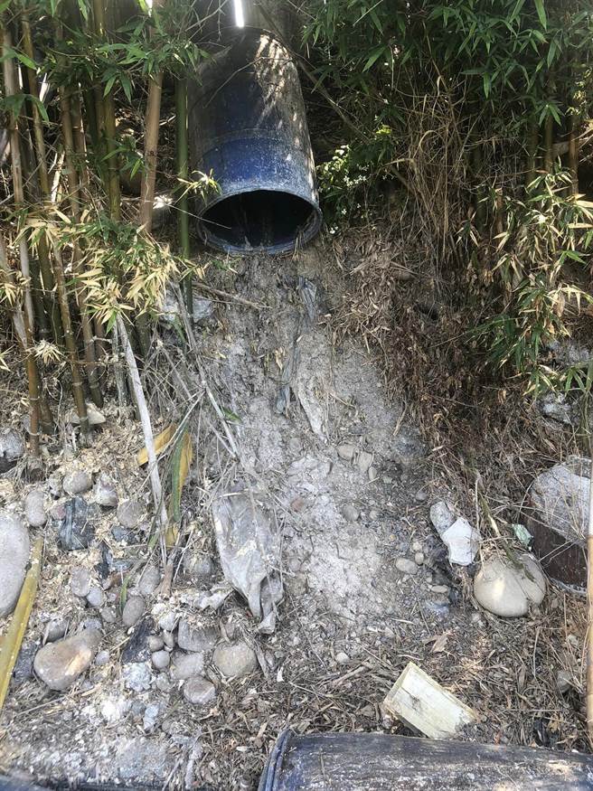 桃园市航空城徵收区内出现民眾遗留下来的桶装豆腐渣，引发恶臭造成附近学校师生困扰。（游吾和提供／蔡明亘桃园传真）