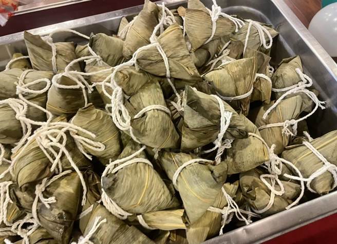 高雄市立小港医院营养室主任侯孟伶提醒吃粽子时别忘搭配青菜均衡，咀嚼功能不佳长辈可搭配勾芡汤。（洪靖宜摄）