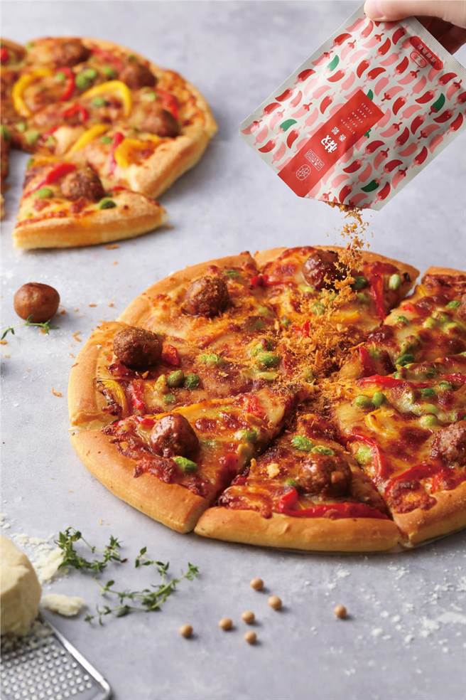 到拿坡里買指定套餐選「BBQ植物肉丸披薩」，就送「椒椒脆鬆」。（三商餐飲集團提供）