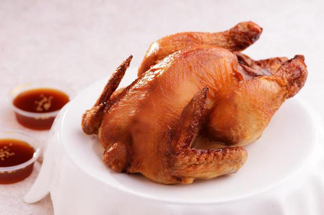 （礁溪寒沐酒店「沐选」外卖店推出人气美食「椒香炭烤全鸡」，下杀64折只要319元。图／礁溪寒沐酒店提供）