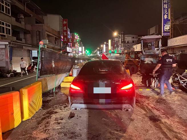 陈姓男驾驶昨深夜因不熟路况，不慎撞进施工区。（八德警分局提供／陈梦茹桃园传真）
