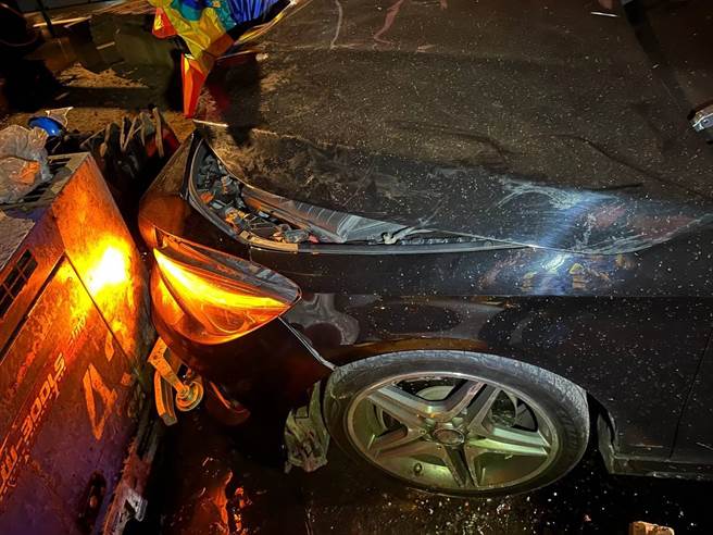 陈姓男驾驶的车辆车头毁损、挡风玻璃大面积裂开，所幸人只有手部骨折。（八德警分局提供／陈梦茹桃园传真）
