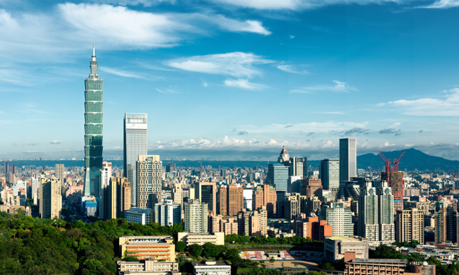 一名网友表示，朋友爸妈给了500万，他正在犹豫要出国念书还是留下来买房。（示意图／Shutterstock）