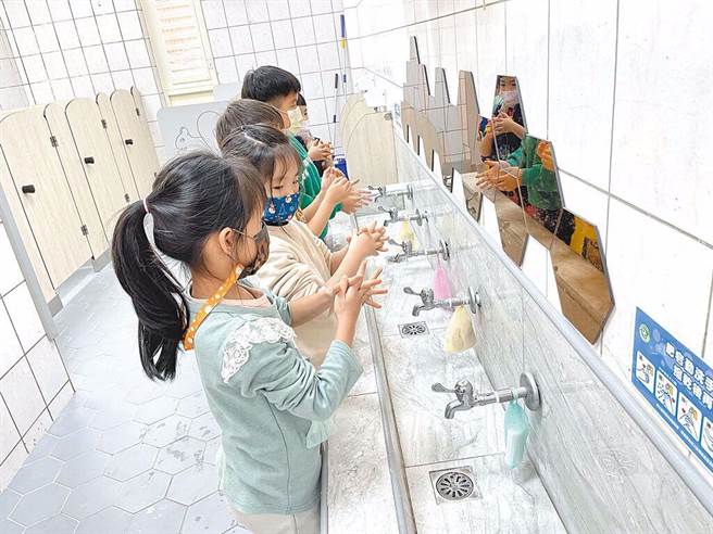 医师表示，5岁以下幼童最常得到肠病毒，死亡病例也是以5岁幼童居多，家长应特别留意重症前兆，如嗜睡、肌跃型抽搐、呼吸急促或心跳加快、持续呕吐。（本报资料照）