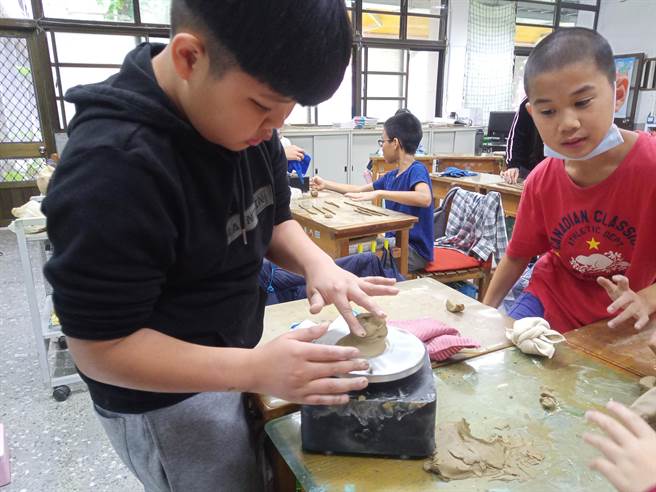 ▲基隆市教育处补助计画购入迷你拉坏机，让同学在教室就能体验手拉坏，创作自己心目中的作品。（基隆市政府提供／徐佑升基隆传真）