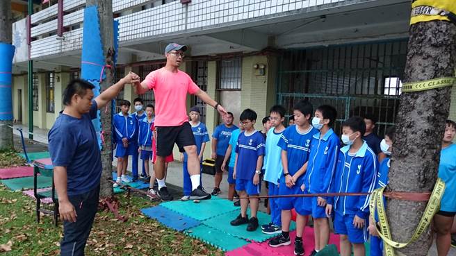▲教练指导同学如何「走绳」，增加未来在野外求生的技能。（基隆市政府提供／徐佑升基隆传真）