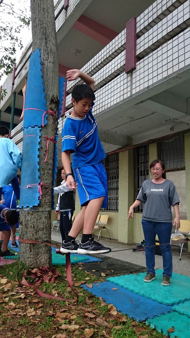 ▲同学体验走绳努力维持平衡。（基隆市政府提供／徐佑升基隆传真）