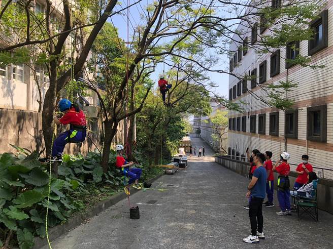 ▲教育处计画补助攀树设备，使同学有机会在校园内安全学习体验攀树。（基隆市政府提供／徐佑升基隆传真）