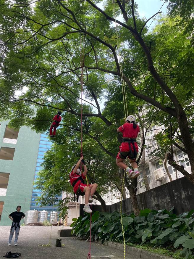 ▲同学体验攀树。（基隆市政府提供／徐佑升基隆传真）