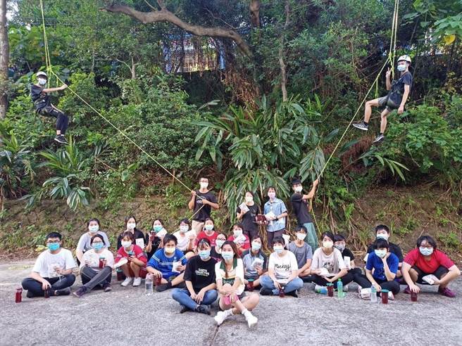 ▲同学体验攀树课程结束后大合影，相当有成就感。（基隆市政府提供／徐佑升基隆传真）