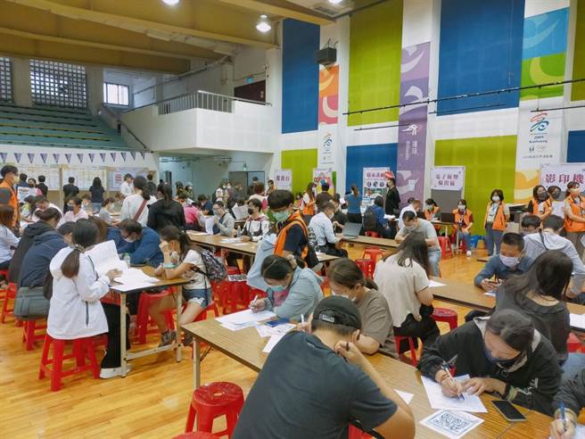 劳工局徵才活动6月10日登场1200个工作机会助毕业即就业。（翻摄照片／高雄洪靖宜传真）
