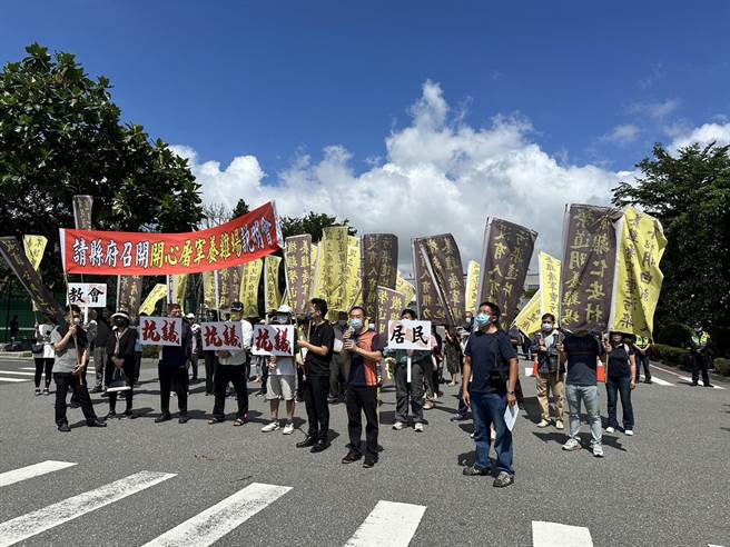 花莲县吉安乡仁安村不满业者在村内设置养鸡屠宰场，今上午在县政府门口拉布条举旗抗议。（罗亦晽摄）