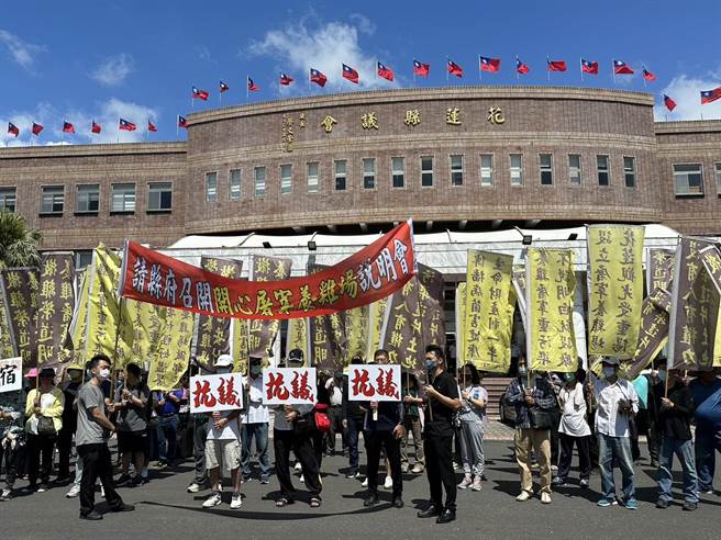 花莲县吉安乡仁安村不满业者在村内设置养鸡屠宰场，今上午在县议会门口拉布条举旗抗议。（罗亦晽摄）