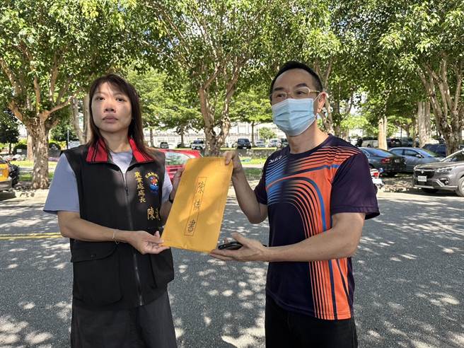 花莲县吉安乡仁安村不满业者在村内设置养鸡屠宰场成立自救会，自救会长林薛华（右）今上午将陈情书递交给县府农业处长陈淑雯（左），希望能召开说明会，辅导业者搬至适合场域设场。（罗亦晽摄）