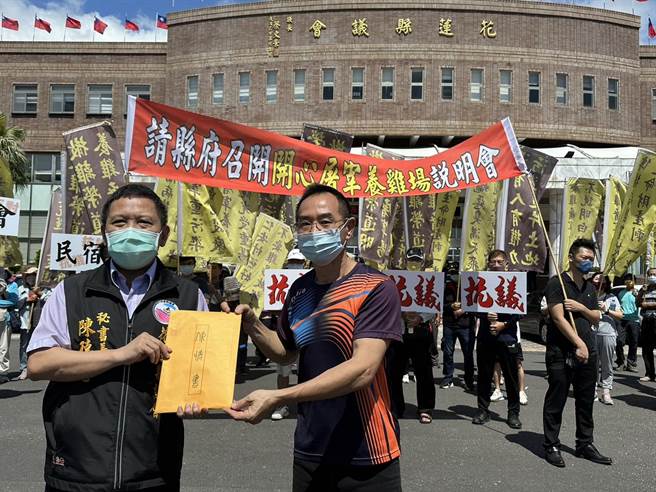 花莲县吉安乡仁安村不满业者在村内设置养鸡屠宰场成立自救会，自救会长林薛华（前右）今上午将陈情书递交给议会秘书长陈德惠（前左），希望「县府召开说明会，辅导业者搬至适合场域设场」。（罗亦晽摄）