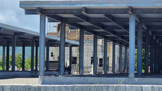 花莲县吉安乡仁安村位在低洼处且无排水沟，每逢大雨必淹水，却有业者预计设置「开心养鸡场」跟屠宰场，且进度已达7至8成，引发村民不满成立自救会。（反对海滨段设立养鸡屠宰场自救会提供／罗亦晽花莲传真）