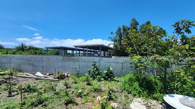 花莲县吉安乡仁安村位在低洼处且无排水沟，每逢大雨必淹水，却有业者预计设置「开心养鸡场」跟屠宰场，且进度已达7至8成，引发村民不满成立自救会。（反对海滨段设立养鸡屠宰场自救会提供／罗亦晽花莲传真）