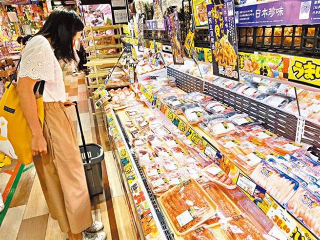 香港不少巿民喜选购日本食品。(文匯报)
