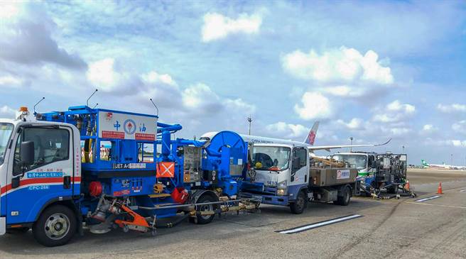 桃园国际机场8日上午在管制区机坪道路上发生一起连环追撞车祸，一辆油栓车因驾驶未注意前方车况，撞上两辆停止在外交通道上等待班机后推的地勤车辆，三辆车推撞在一起，所幸现场无人伤亡，也无设施设备受损，桃机公司航务处及航警局到场处理后，随即进行路面清理并将车辆移置，8时50分便开放车道通行，车祸事件也未造成班机廷误。（读者提供）