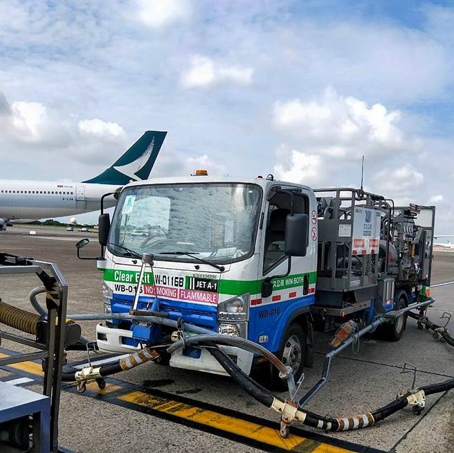 桃园国际机场8日上午在管制区机坪道路上发生一起连环追撞车祸，一辆油栓车因驾驶未注意前方车况，撞上两辆停止在外交通道上等待班机后推的地勤车辆，三辆车推撞在一起，所幸现场无人伤亡，也无设施设备受损，桃机公司航务处及航警局到场处理后，随即进行路面清理并将车辆移置，8时50分便开放车道通行，车祸事件也未造成班机廷误。（读者提供）